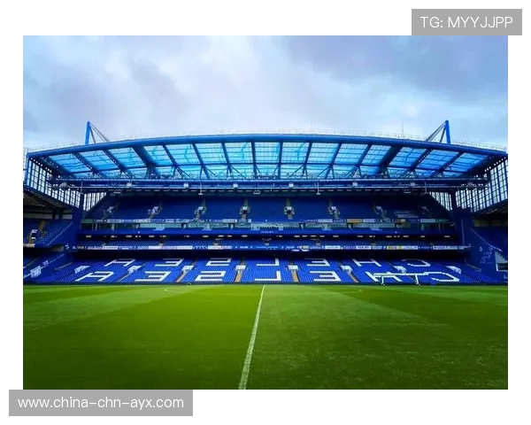 切尔西球场草皮适应训练:球队模拟雨天传球演练 切尔西球场草皮适应训练:球队模拟雨天传球演练